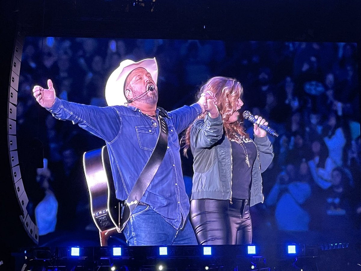 Sarahbeth8898's tweet photo. Awesome concert with my love!  Garth always puts on an awesome show! #GARTHatNOTREDAME https://t.co/MqL7iFWyUG