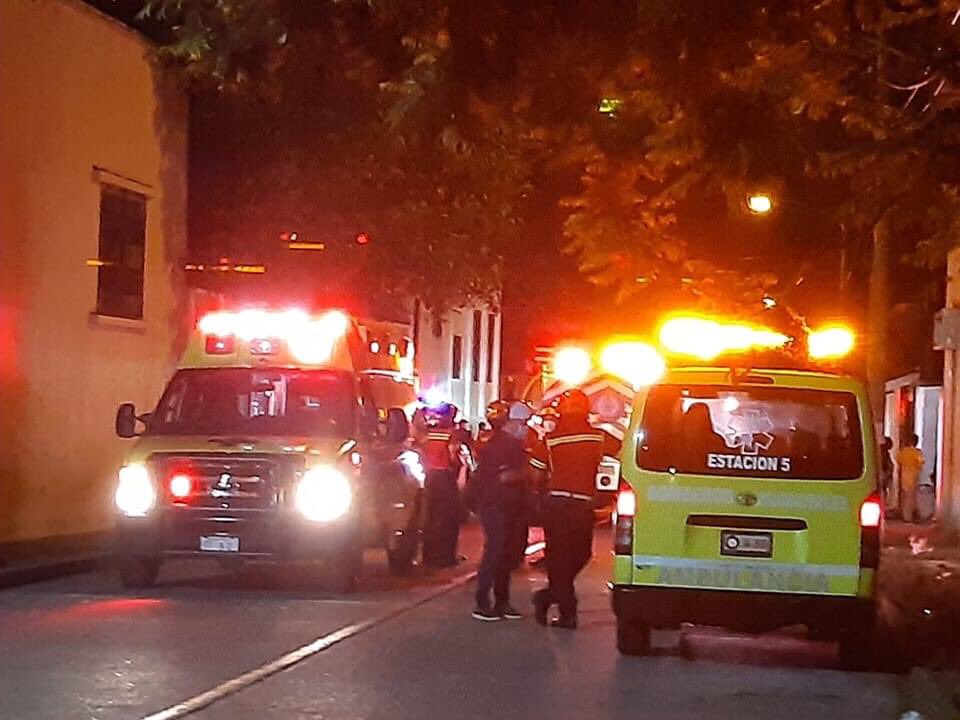 #Urgente |  Hogar Seguro para niñas y adolescentes de la Secretaría de Bienestar Social de la Presidencia  nuevamente se incendia, esta vez en la 8a avenida y 7a. calle zona 2. Motobombas controlaron el incendio y ambulancias atienden a niñas con dificultad respiratoria (hilo)