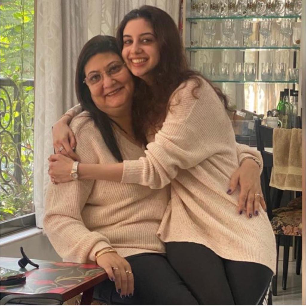 mini13011's tweet photo. A mother gives birth to a child, n in a certain sense, the child also gives birth to a mother. Motherhood is a beautiful world in itself. Celebrate its unmatched beauty. Happy Mothers Day!
#mothersday  #mothersday2022 #happymothersday #HappyMothersDay2022  #minniebodhanwala https://t.co/dayR57DDl6