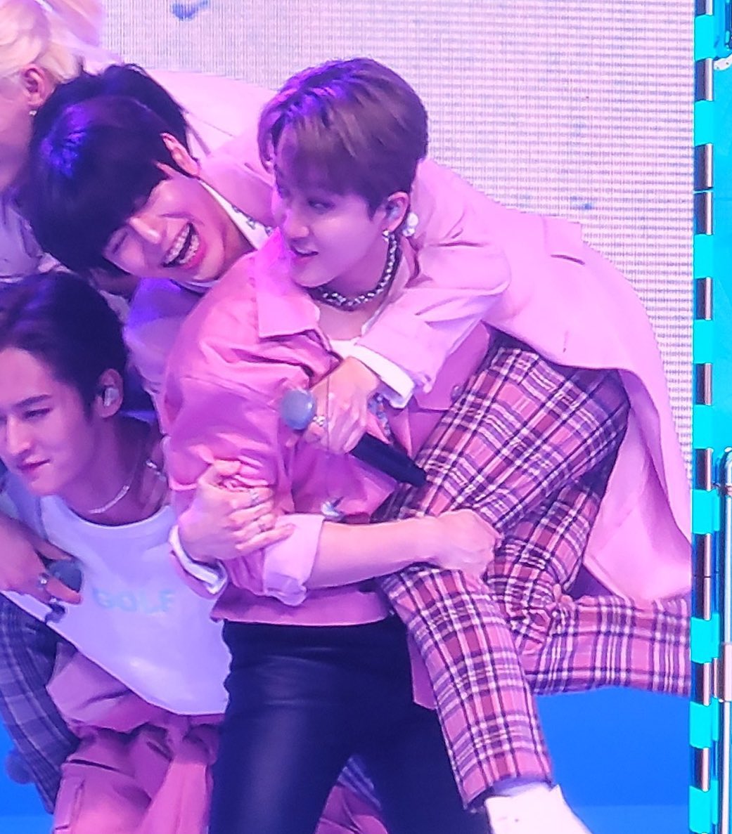 skzlatamproject's tweet photo. En las buenas y en las mejores 

#스트레이키즈 @Stray_kids #StrayKids https://t.co/XN8EyJIyFH