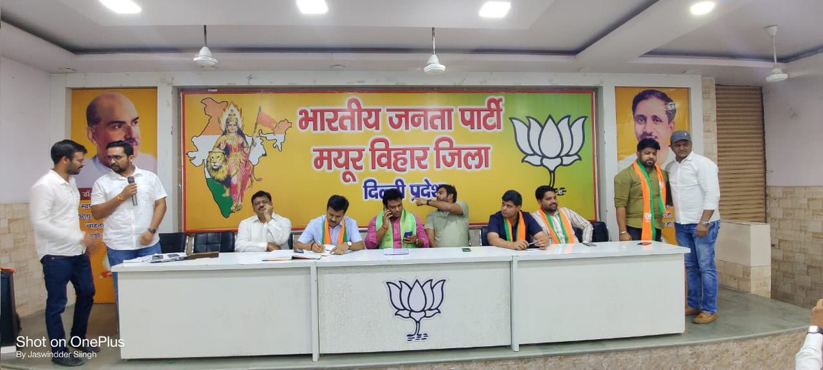 SagarTyagiBJP's tweet photo. प्रदेश अध्यक्ष @BJYM4DL श्री @VasuRukharBjp ���ी के साथ तीन ज़िलों की संघठनात्मक बैठक लीं। मेरे साथी @sumityadavvbjp @KamalBagriBJYM  @NiteshRajputBJP जी उपस्थित रहे।
ज़िला केशवपुरम, चाँदनी चौक और मयूर विहार को सफल बैठक की बधाई। https://t.co/xLw9oD567q