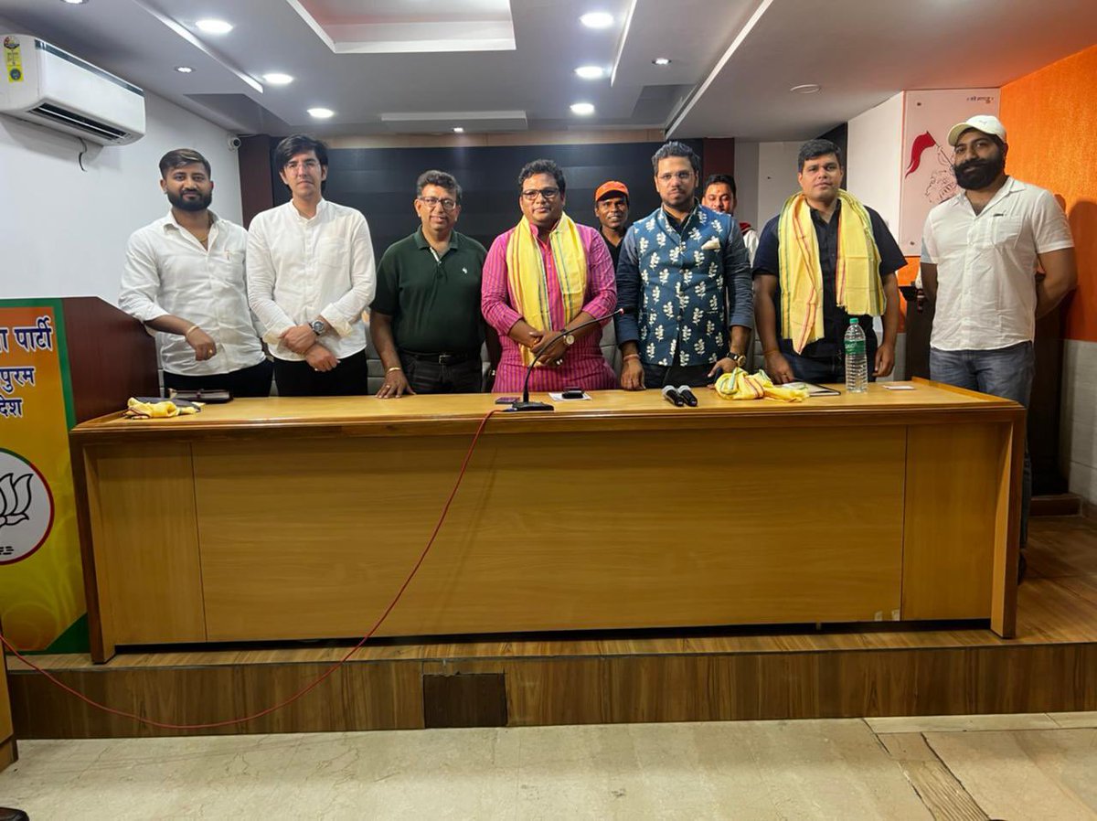 SagarTyagiBJP's tweet photo. प्रदेश अध्यक्ष @BJYM4DL श्री @VasuRukharBjp ���ी के साथ तीन ज़िलों की संघठनात्मक बैठक लीं। मेरे साथी @sumityadavvbjp @KamalBagriBJYM  @NiteshRajputBJP जी उपस्थित रहे।
ज़िला केशवपुरम, चाँदनी चौक और मयूर विहार को सफल बैठक की बधाई। https://t.co/xLw9oD567q
