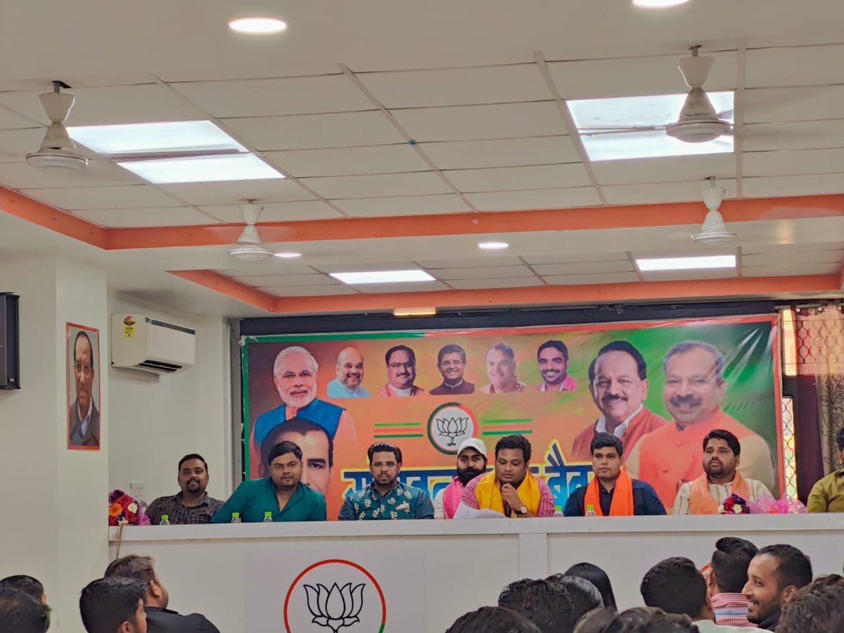 SagarTyagiBJP's tweet photo. प्रदेश अध्यक्ष @BJYM4DL श्री @VasuRukharBjp ���ी के साथ तीन ज़िलों की संघठनात्मक बैठक लीं। मेरे साथी @sumityadavvbjp @KamalBagriBJYM  @NiteshRajputBJP जी उपस्थित रहे।
ज़िला केशवपुरम, चाँदनी चौक और मयूर विहार को सफल बैठक की बधाई। https://t.co/xLw9oD567q