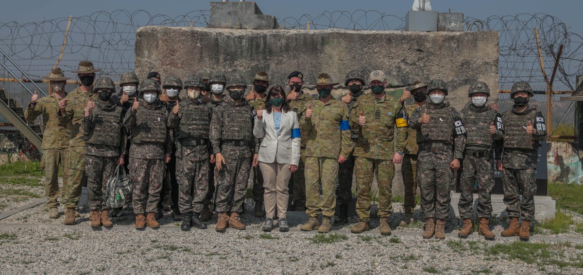 UN_Command's tweet photo. #Australian Chief of Joint Operations LTG Greg Bilton has toured ROK and US Army units as well as #UnitedNationsCommand as part of a 3 day visit to 🇰🇷. @AusAmbROK @DeptDefence @hqjoc learn more: https://t.co/L3on44orpl #youradf #unc https://t.co/hEGZYWDg8l