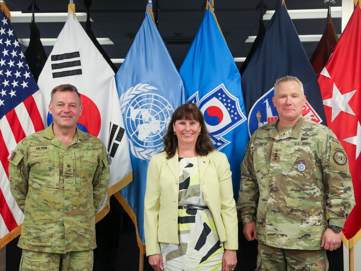 UN_Command's tweet photo. #Australian Chief of Joint Operations LTG Greg Bilton has toured ROK and US Army units as well as #UnitedNationsCommand as part of a 3 day visit to 🇰🇷. @AusAmbROK @DeptDefence @hqjoc learn more: https://t.co/L3on44orpl #youradf #unc https://t.co/hEGZYWDg8l