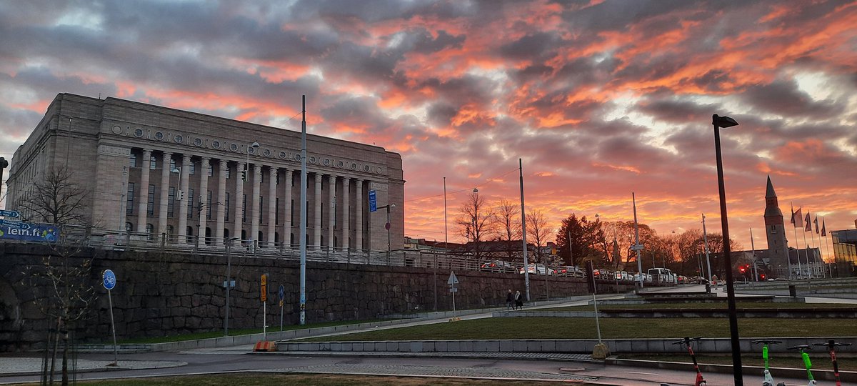A dramatic sky over the government building in Helsinki. https://t.co/jRVLvyg2lV