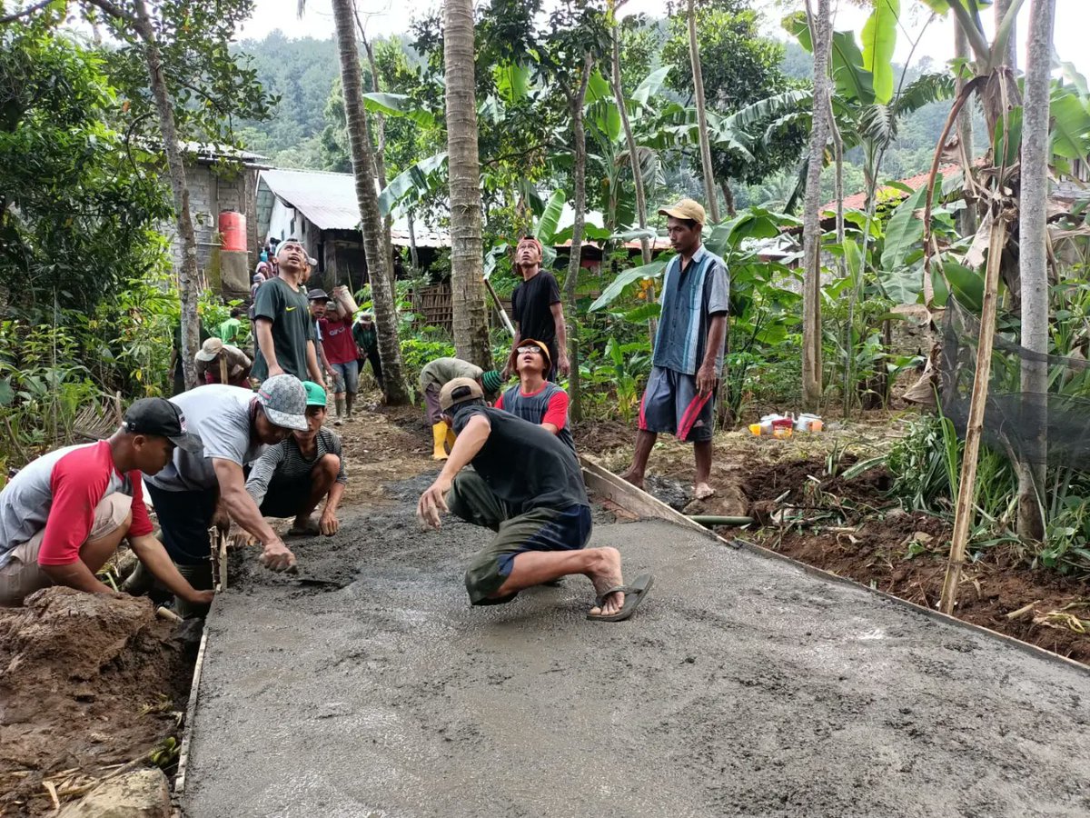 desabulakan's tweet photo. Hari ini, Minggu, 8 mei 2022, warga Rt 03 Rw 09 melakukan kerjabakti dan swadaya pembangunan jalan menuju makam. https://t.co/sWEXF9ptX7