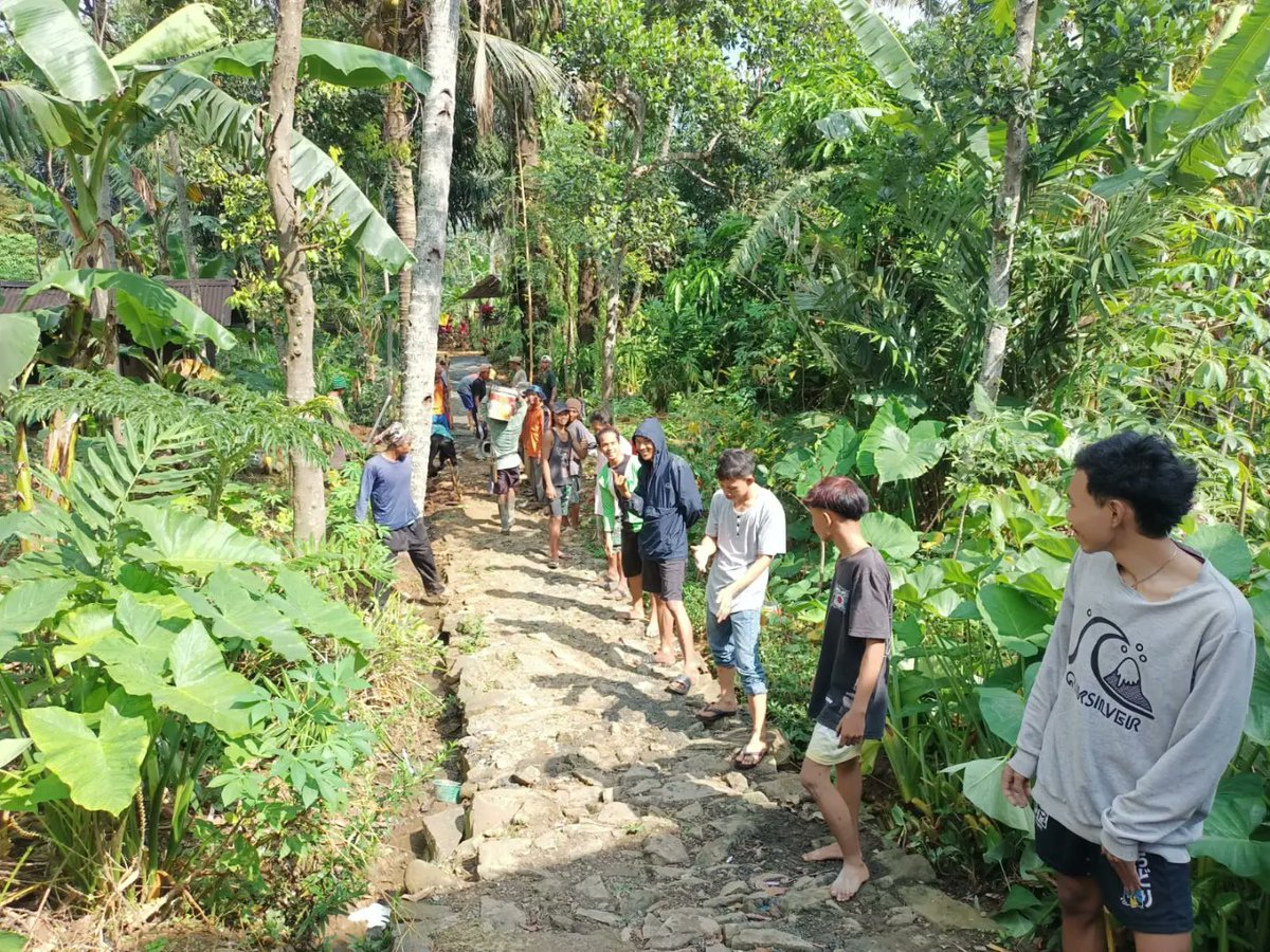 desabulakan's tweet photo. Hari ini, Minggu, 8 mei 2022, warga Rt 03 Rw 09 melakukan kerjabakti dan swadaya pembangunan jalan menuju makam. https://t.co/sWEXF9ptX7