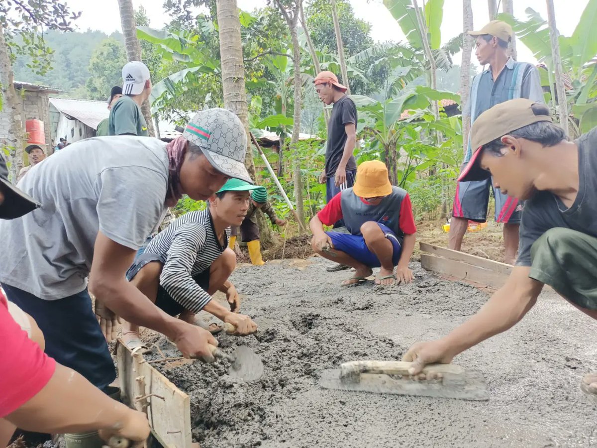 desabulakan's tweet photo. Hari ini, Minggu, 8 mei 2022, warga Rt 03 Rw 09 melakukan kerjabakti dan swadaya pembangunan jalan menuju makam. https://t.co/sWEXF9ptX7