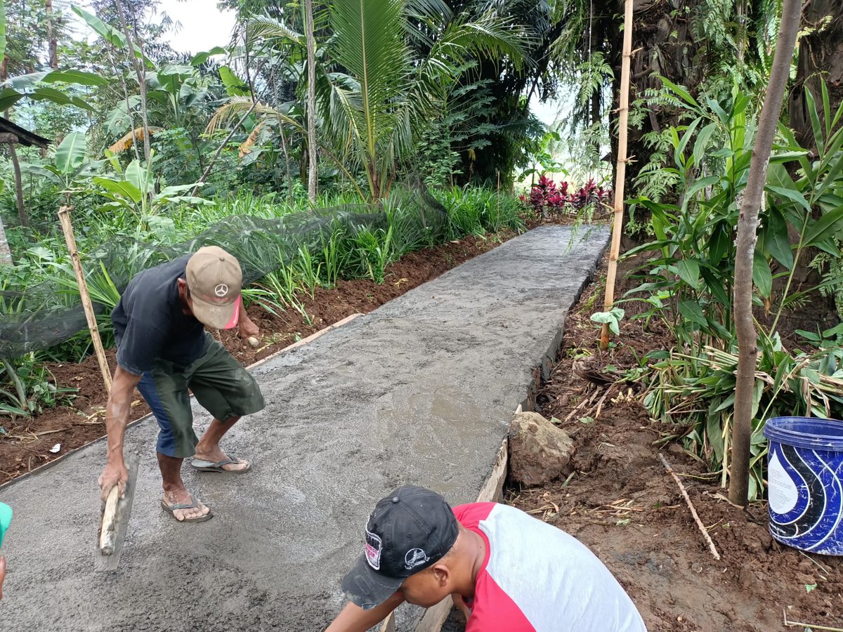 desabulakan's tweet photo. Hari ini, Minggu, 8 mei 2022, warga Rt 03 Rw 09 melakukan kerjabakti dan swadaya pembangunan jalan menuju makam. https://t.co/sWEXF9ptX7