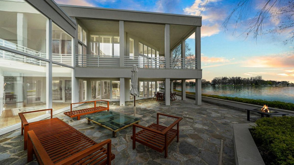CressyEverett's tweet photo. An icon on Southwestern Michigan’s Diamond Lake, this modern home brings plenty of glamour. Expanses of floor-to-ceiling windows provide abundant natural light throughout, with breathtaking views from almost every room. Take a tour! https://t.co/F03Wxz1v1w https://t.co/71cxNqoUnU