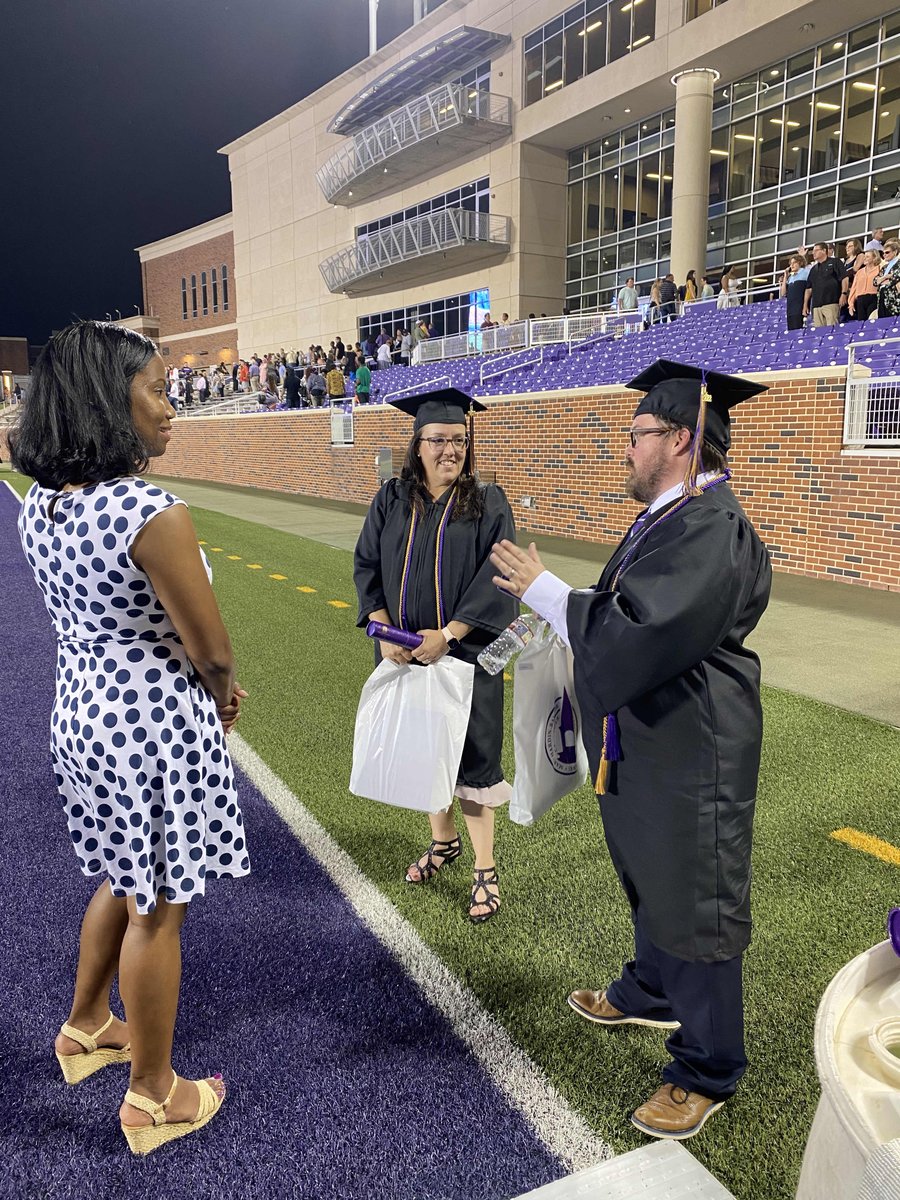 UMHBMyWay's tweet photo. A big congratulations to our MyWay graduates who participated in the Spring commencement ceremony! We are so proud of you!
#umhbmyway #cbe #onlinelearning #2022grad https://t.co/LhdjoFJbQs