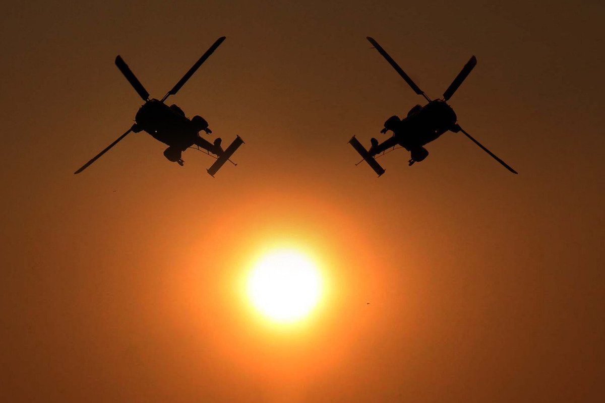 Helicopter Manoeuvres 

#SundaySynergy
#IndianNavy #NavalAviation
#NavyPride  #Helobatics
