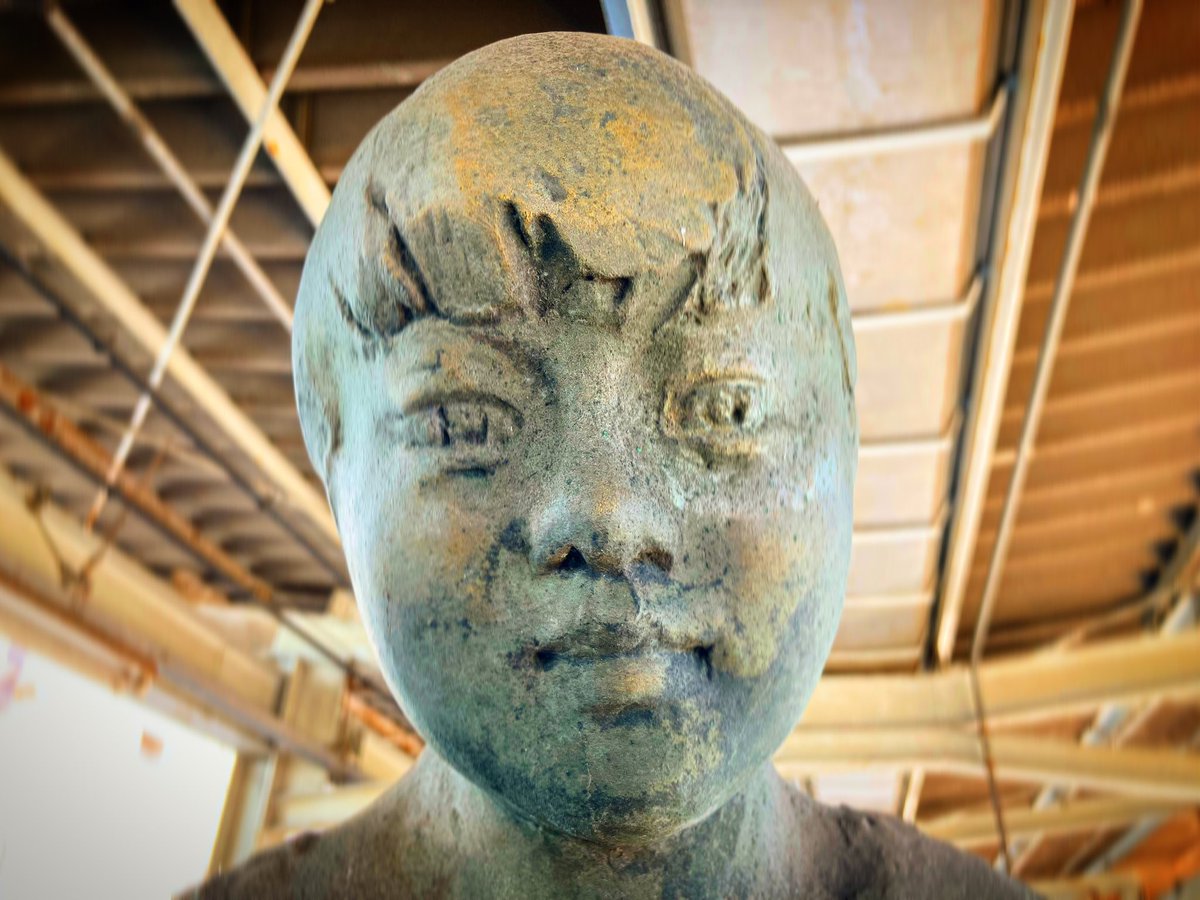 Dan_Kiko_Murray's tweet image. “Hello, staTUE?!” #Statue at #TobataStation #trainplatform a bit unnerving 😐but of course #statuesque. It’s good to live with #art, but does he always have to be looking over my shoulder?! #statues #japanesestatue #stationart #japanesestation  #kitakyushucity #戸畑駅 #北九州市