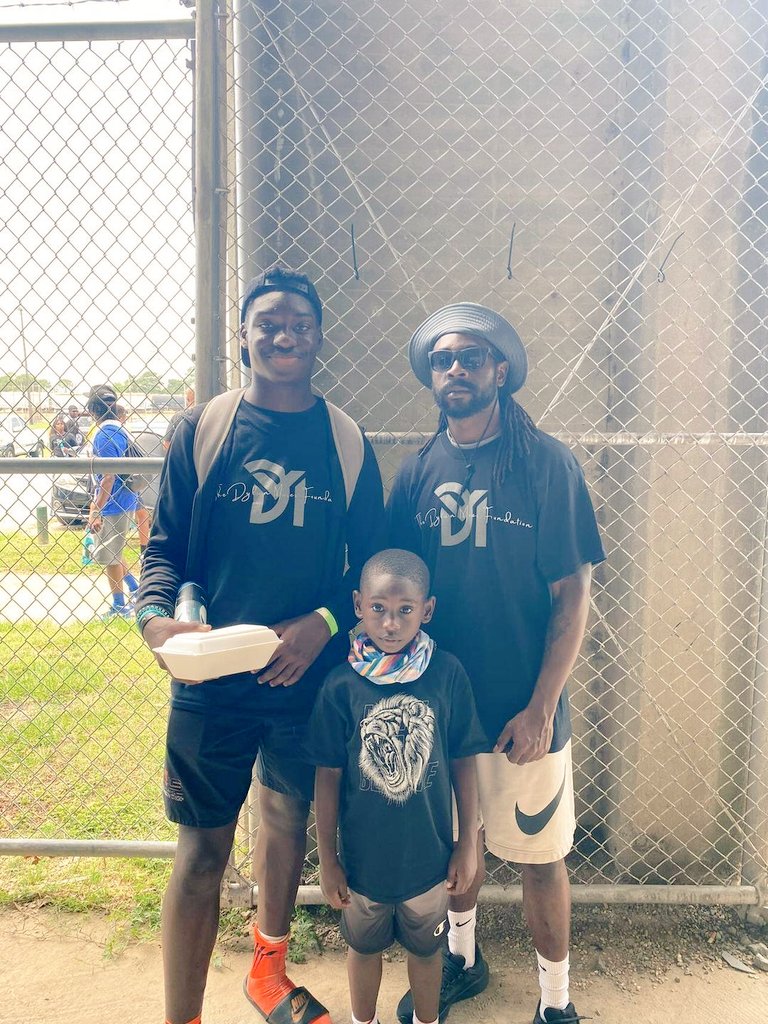 amari_clayton's tweet photo. It was a pleasure to give service to The Dylan Moses Foundation Camp today! #Makethembelieve #Camp #MRGOGETIT #DylanMoses #TheFuture #CommunityService #DylanMosesFoundation #BatonRouge @my3lilmen @TylanJohnson_7 @_Keylan1k @M_MWEWORKING @_Brad_Nelson https://t.co/hvUiM11smO