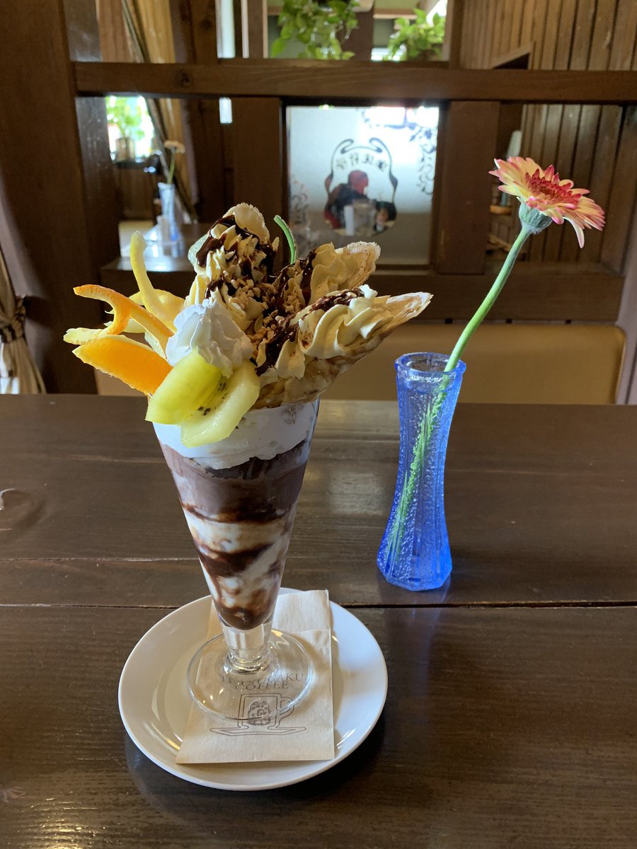 高崎の「珈琲哲學・緑町店」で、チョコとバナナのクレープパフェ。 花