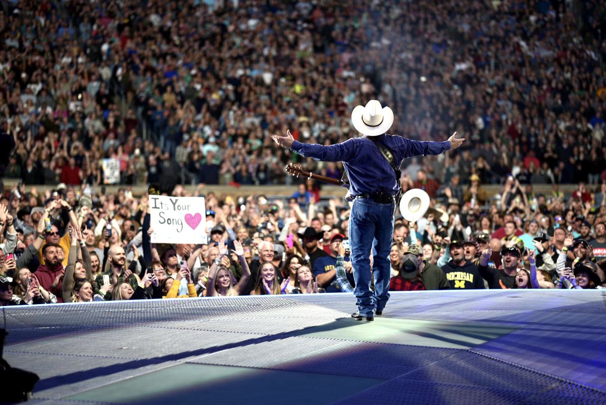 garthbrooks's tweet photo. GO IRISH!!!!!!! love, g https://t.co/s7KuxISnhE