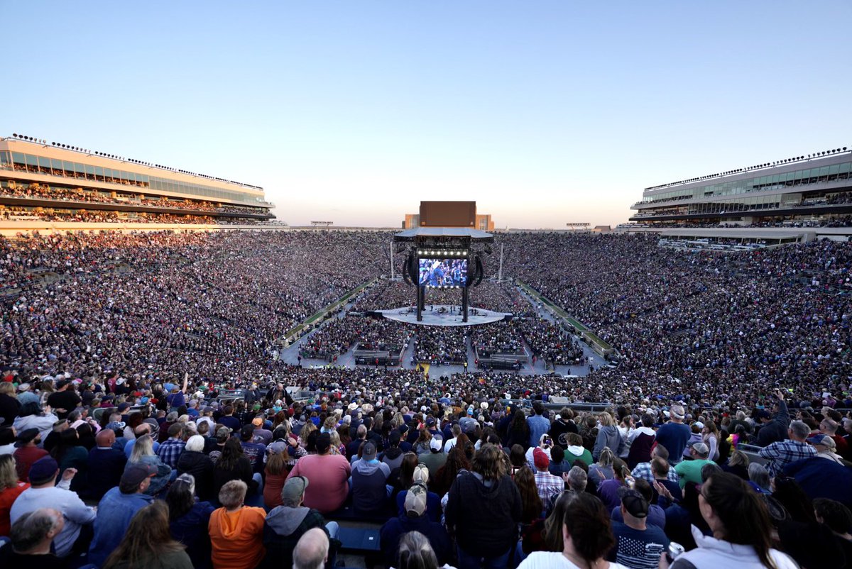 garthbrooks's tweet photo. GO IRISH!!!!!!! love, g https://t.co/s7KuxISnhE