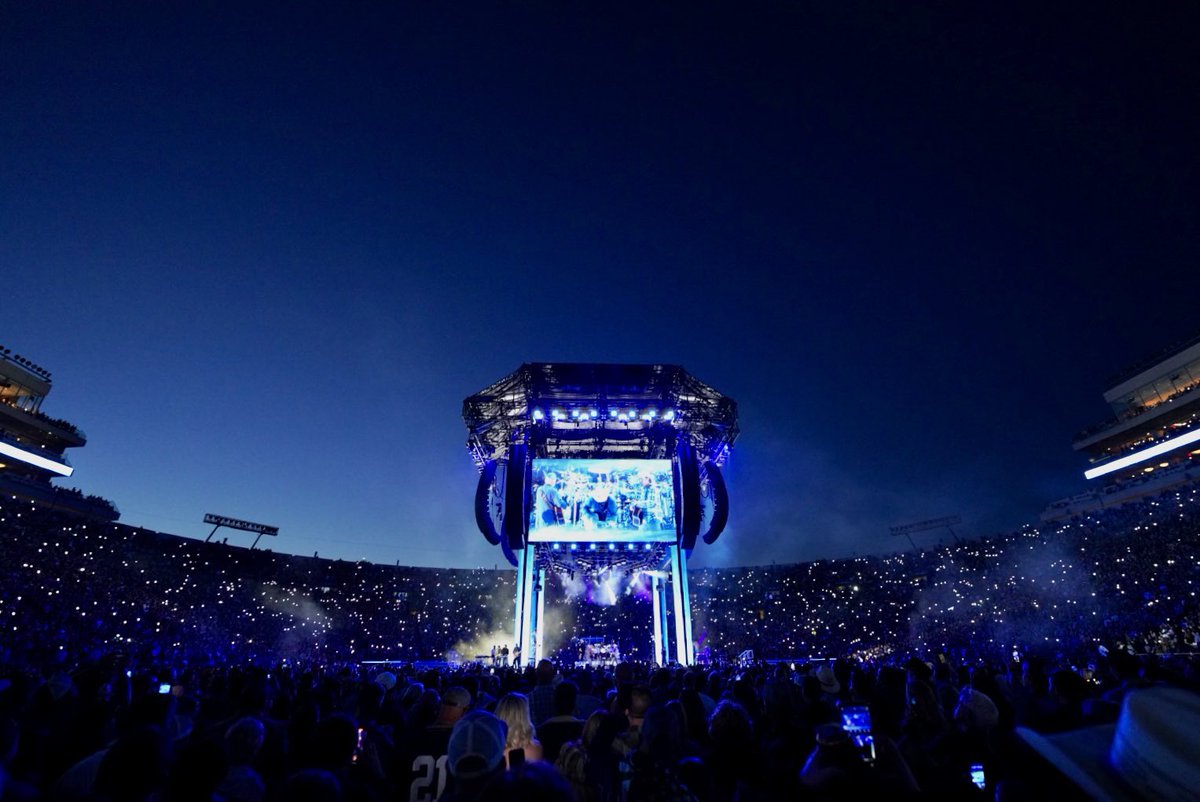 garthbrooks's tweet photo. GO IRISH!!!!!!! love, g https://t.co/s7KuxISnhE