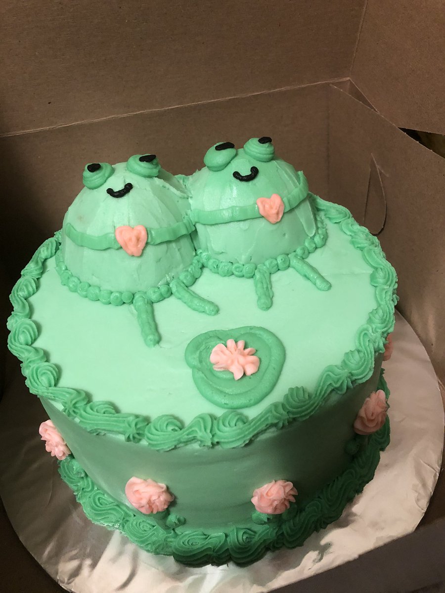 Kimchimochiii's tweet photo. MY FROG CAKE FOR MY BIRTHDAY ;u; #frogcake #kawaii #cutecake https://t.co/zxRrGecdmh