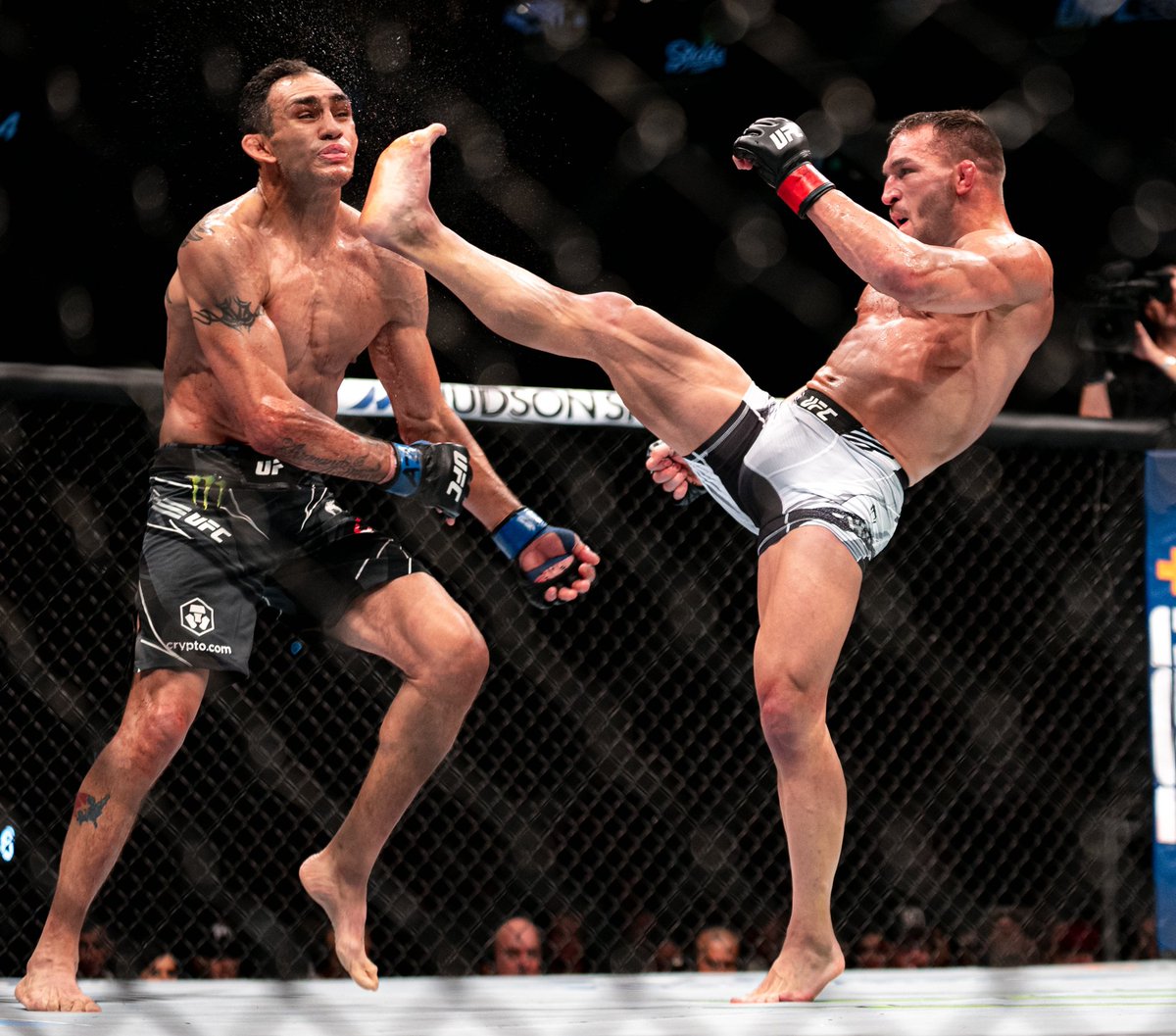 mma_lockerroom's tweet photo. What a KO win for Michael Chandler at UFC 274 🔥

#UFC274 #UFC https://t.co/E08bqQiK6Y