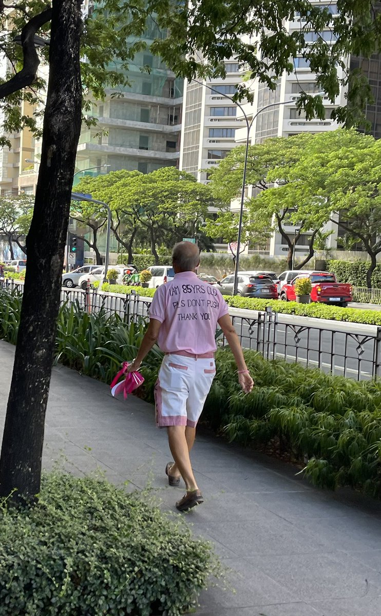 JJieunxBlink's tweet photo. Nakasabay namin si lolo on the way sa Paseo de Roxas yesterday. 
Thank you for fighting for the future of all Filipinos. 💗🌷🌸 https://t.co/xGudA3y33C