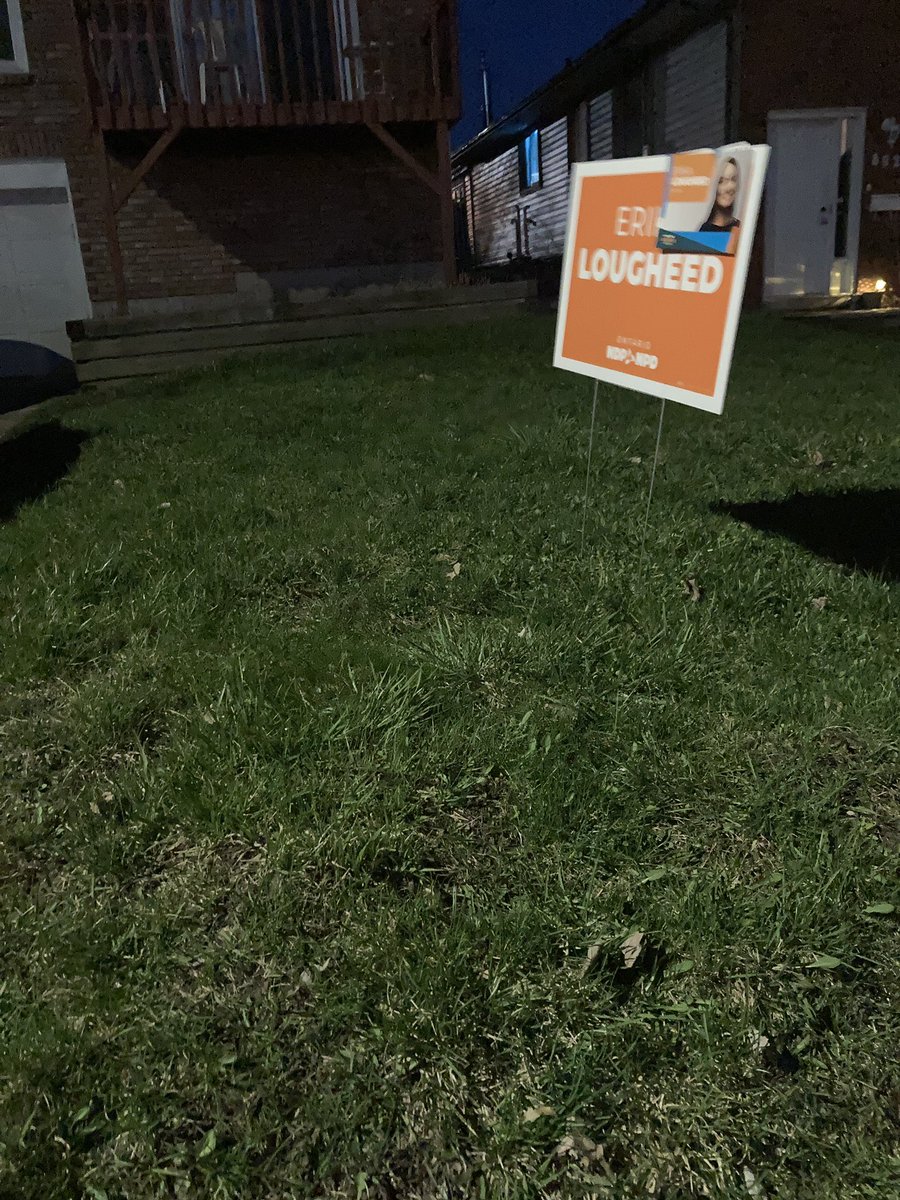 NipissingNDP's tweet image. Nocturnal #signcrew deliveries 🌛#onpoli