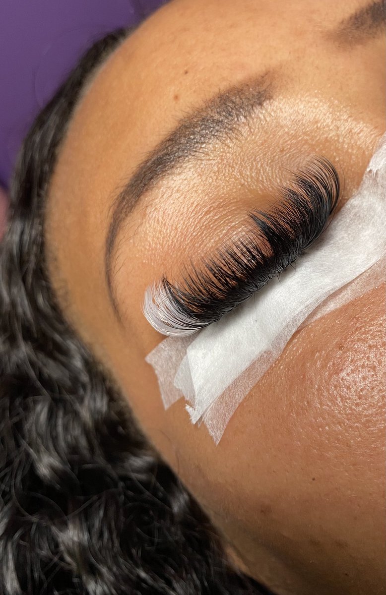 _kiambria's tweet image. My last set of the day. 🦋👁🤍 It’s the hint of white on the ends for me. 😍😍😍 Thank you for booking!!! 🫶🏾 #AppointmentsAvailable #BookTheLook #ButterflyExtensions #ETXLashTech♥️
