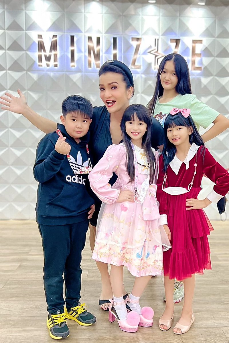 KongRS's tweet photo. ครูก้องของเด็ก..เด็ก
ครูสาวแสนสวยผู้ใจดี..กลับมาประจำที่แล้วนะคะ
เดินแบบ-พัฒนาการพูด-ปรับบุคลิกภาพ.มาเลยคร่าา
#teamkrukong #catwalkcoaching #runway
#personalitytrainer https://t.co/Xg5szPN6TL