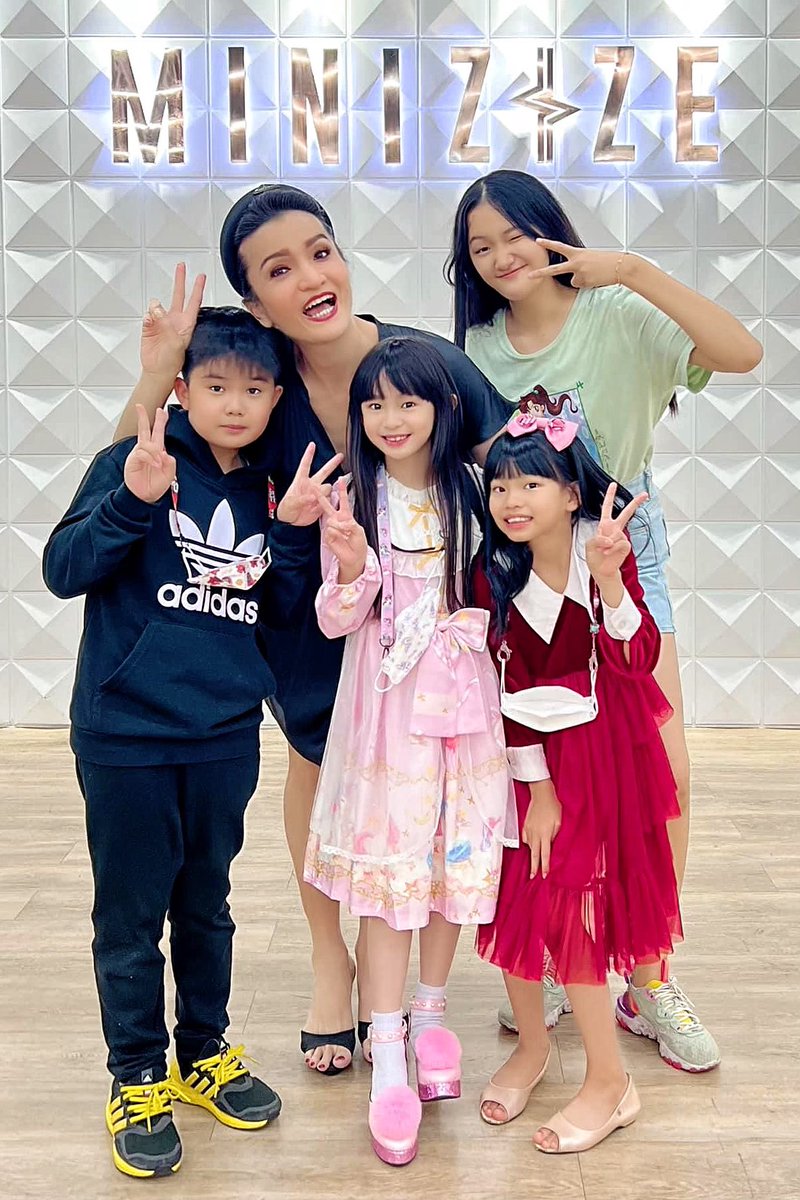 KongRS's tweet photo. ครูก้องของเด็ก..เด็ก
ครูสาวแสนสวยผู้ใจดี..กลับมาประจำที่แล้วนะคะ
เดินแบบ-พัฒนาการพูด-ปรับบุคลิกภาพ.มาเลยคร่าา
#teamkrukong #catwalkcoaching #runway
#personalitytrainer https://t.co/Xg5szPN6TL