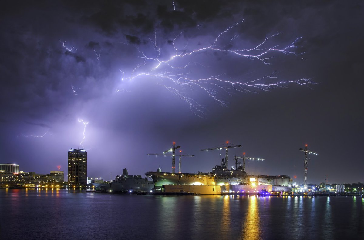 BassJesse's tweet photo. Severe storms rolled through Hampton Roads last night. First time trying a Pluto Lightning Trigger. #severewaether #Lightning #hamptonroads #storms #stormchase #longexposurephotography https://t.co/CUcLPE9XXR