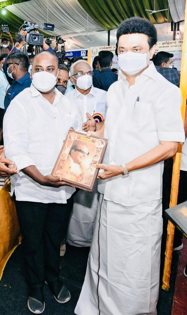 tyapresident's tweet photo. வாழ்த்துக்கள் 
தலைவரே ❤️

மே 2 
தமிழ் நாட்டை மக்கள் காப்பாற்றியதை
உறுதி செய்த நாள்..

மே7
காப்பாற்றிய மக்களை நான் காப்பாற்றுகிறேன்
என்று உறுதி செய்த நாள்....

மே 8
மன நிறைவுடன் 
இரண்டாம் ஆண்டில் 
"நம்ம முதல்வர்"

தமிழ்நாடு இளைஞர்கள் சங்கம் சார்பில் வாழ்த்துகிறோம் வணங்குகிறோம் https://t.co/LkGtuAu5S9