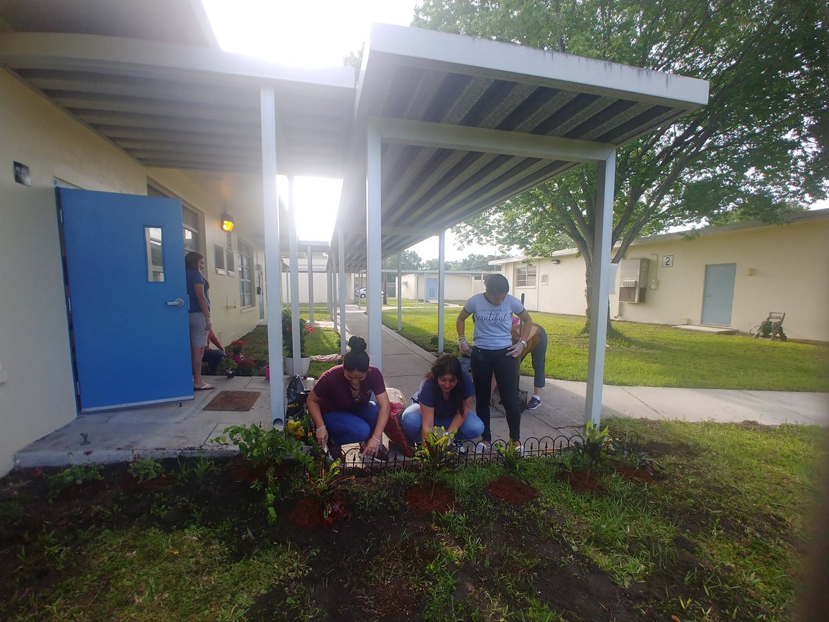 Faiolaapcsborg1's tweet photo. Gardening project/ vocabulary/ reading/ writing jounals completed at CAEC, Oldsmar PCS thanks to #READPinellas who helped make this possible! Students hands-on learning.(Photo release forms done.) https://t.co/wNgWI3xVID
