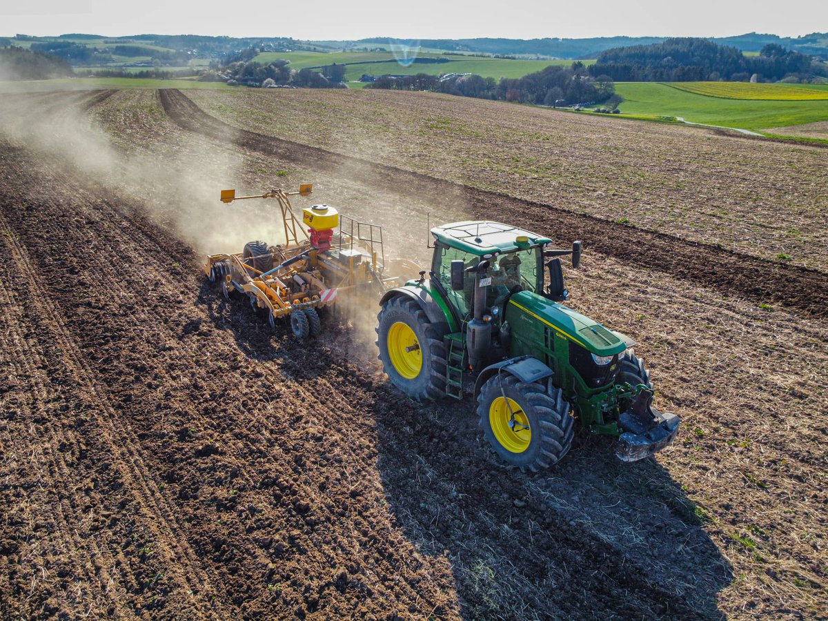 profiMagazin's tweet photo. Maisacker fertig machen mit einem #JohnDeere 6230R und #Agrisem Maximulch Tiefenlockerer. https://t.co/Si0kOAN4b2