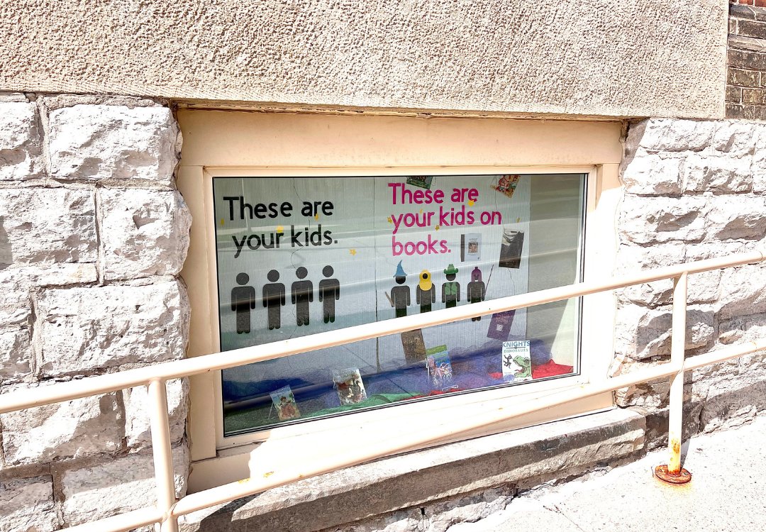 brantlibrary's tweet image. 📖 Spotted at the #ParisBranch - another fabulous window display by Miss Laura!

Discovery awaits at your local #BrantLibrary branch! Stop by, chat with our awesome staff, and find your next great read!

#BrantLibrary #BrantLibraryLove #LoveOfReading