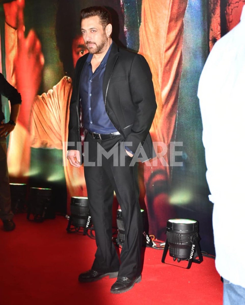 filmfare's tweet photo. Looking dashing, superstar #SalmanKhan was clicked at the Dharmaveer trailer launch late last evening. 💗 https://t.co/qenX6XgGmS