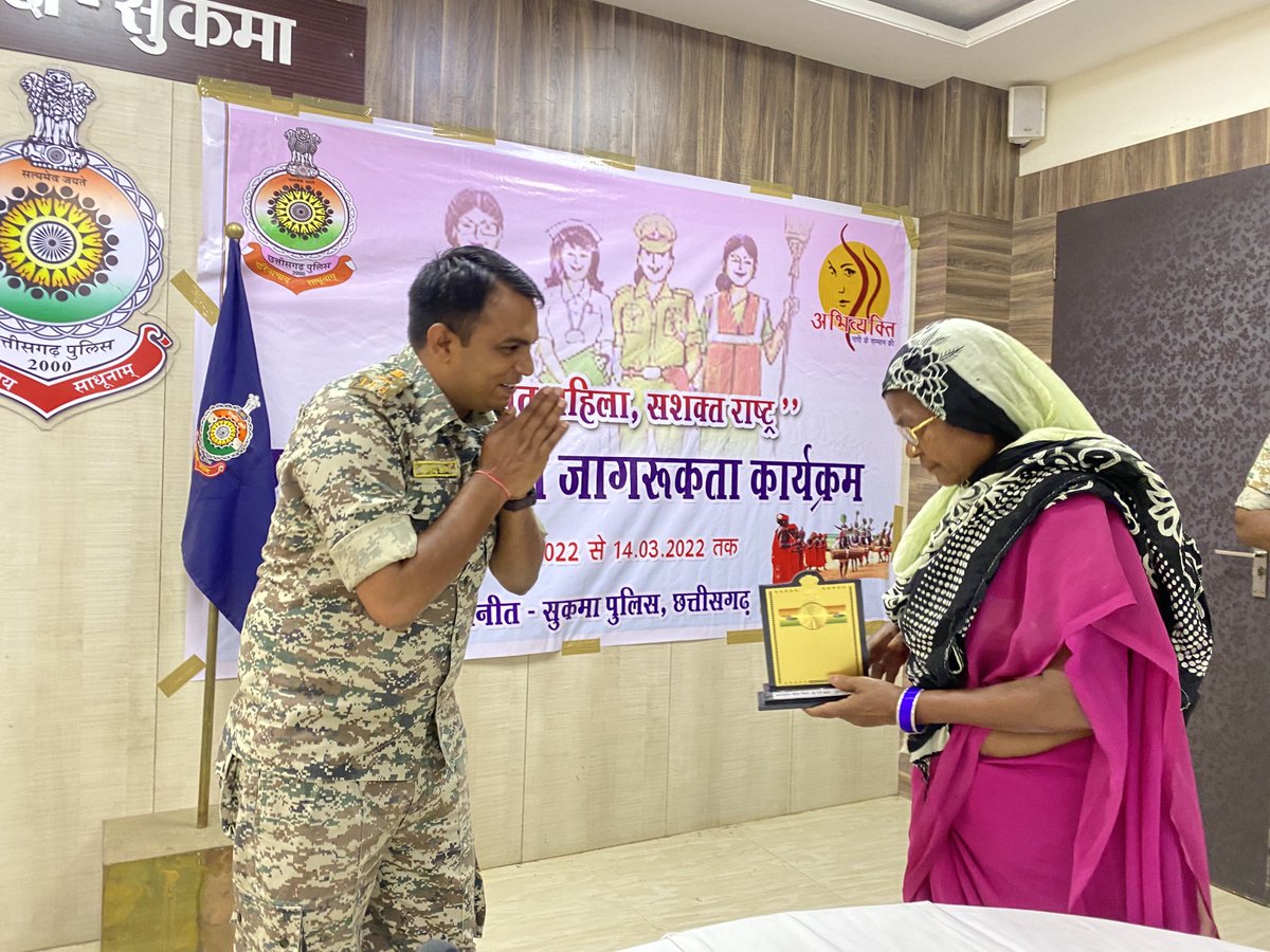 farukha89746376's tweet photo. ⁦⁦@bhupeshbaghel⁩ ⁦@ipskabra ⁦@sundar_IPS ⁦@ipsvijrk⁩ ⁦@Lalita_Mehar⁩ ⁦@sukmapolice⁩ मातृदिवस पर दो सुंदर तस्वीरें,सुकमा SP सुनील शर्मा जगदलपुर DSP ललिता मेहर,मातृशक्ति को सलाम। https://t.co/bty0e5glEb