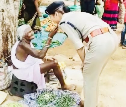 farukha89746376's tweet photo. ⁦⁦@bhupeshbaghel⁩ ⁦@ipskabra ⁦@sundar_IPS ⁦@ipsvijrk⁩ ⁦@Lalita_Mehar⁩ ⁦@sukmapolice⁩ मातृदिवस पर दो सुंदर तस्वीरें,सुकमा SP सुनील शर्मा जगदलपुर DSP ललिता मेहर,मातृशक्ति को सलाम। https://t.co/bty0e5glEb