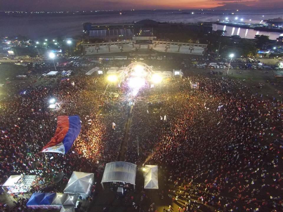 GerryCacanindin's tweet photo. Throwback to the MDA crowd of PRRD in 2016, the biggest among all candidates. Doesn’t look so big now compared to Leni-Kiko rally crowds. In fact, this is considered a medium size Leni-Kiko rally crowd. And yet, he won. Keep this in mind as you vote with all your heart tomorrow. https://t.co/ybuuwDnIJS