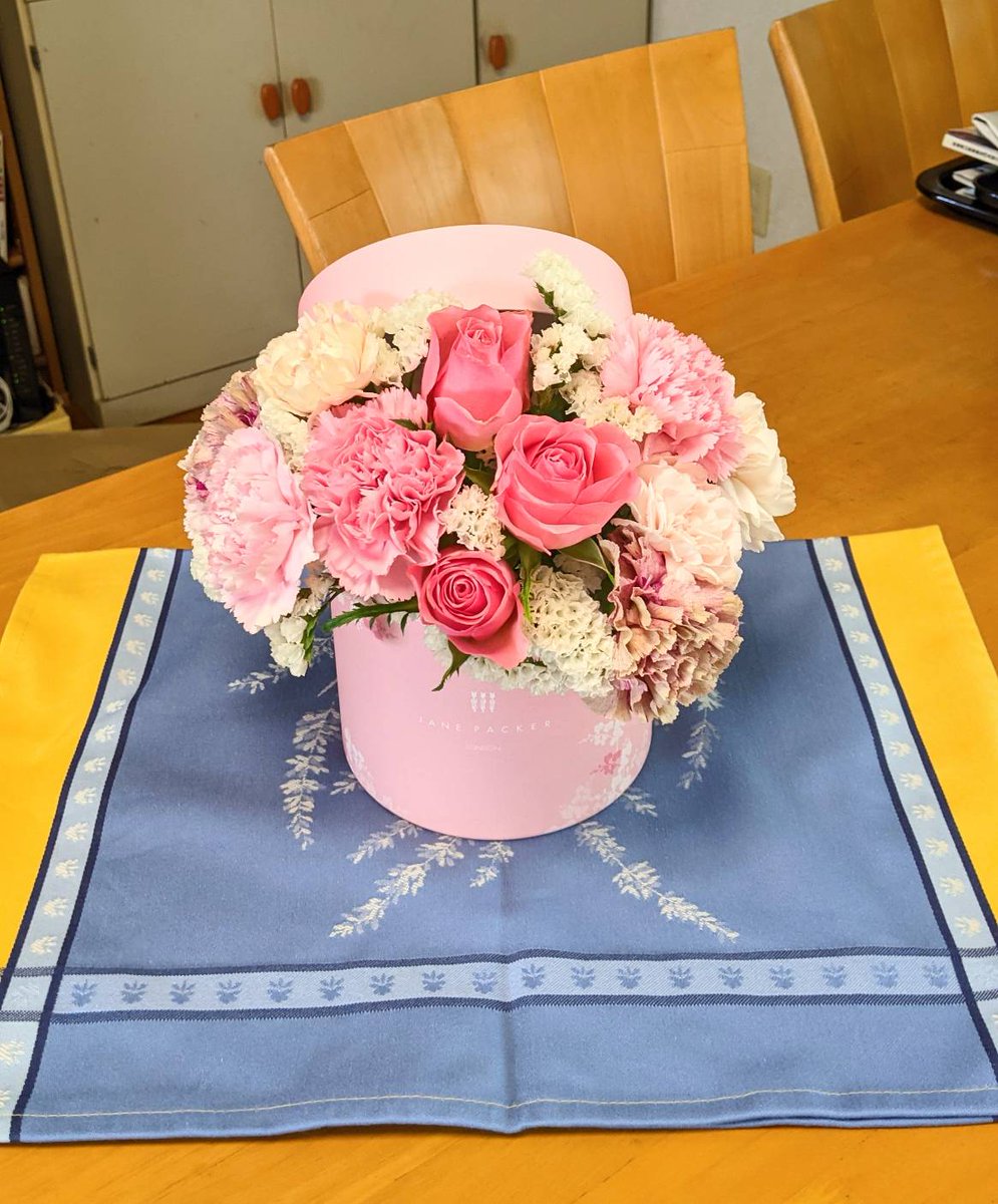pint06812408's tweet photo. #母の日 は #日比谷花壇 さんと
#janepacker さんのコラボ花束を
あげました😊 https://t.co/rYI3kWToiM
