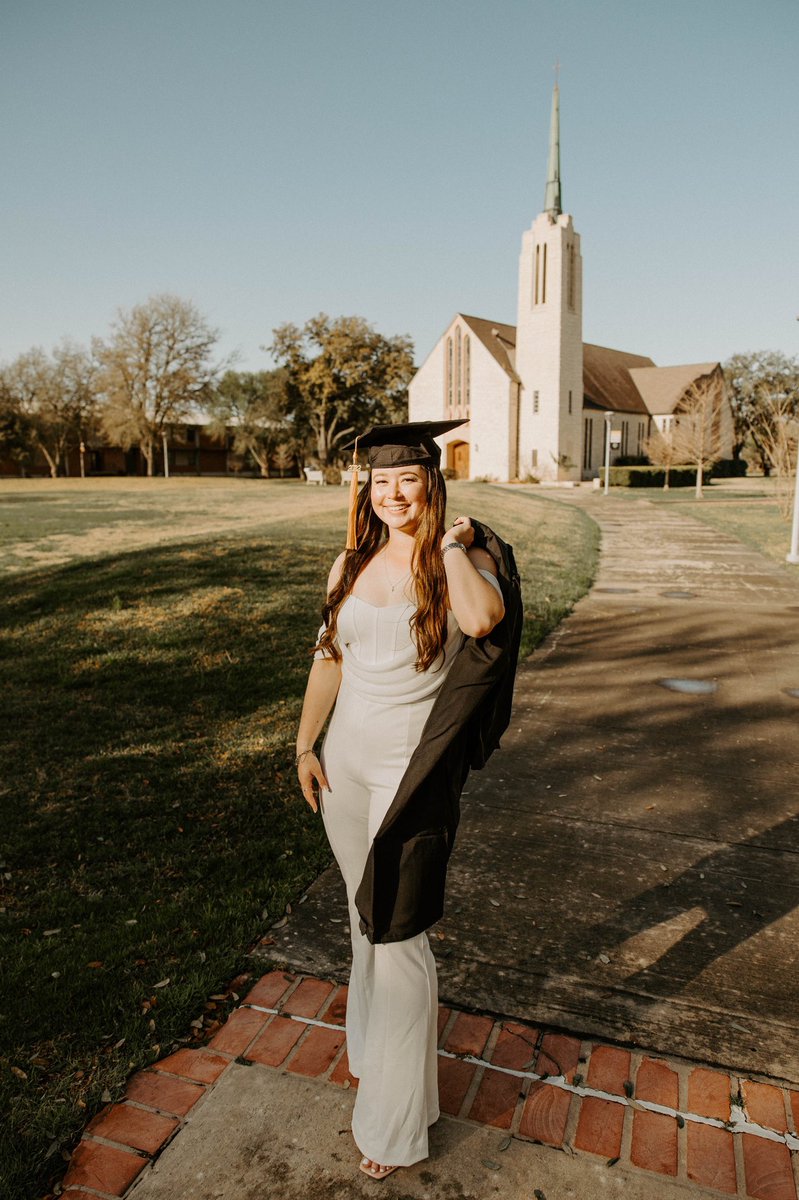 caseymartin05's tweet photo. officially graduated!🎓💛 https://t.co/tw9XHavvgA