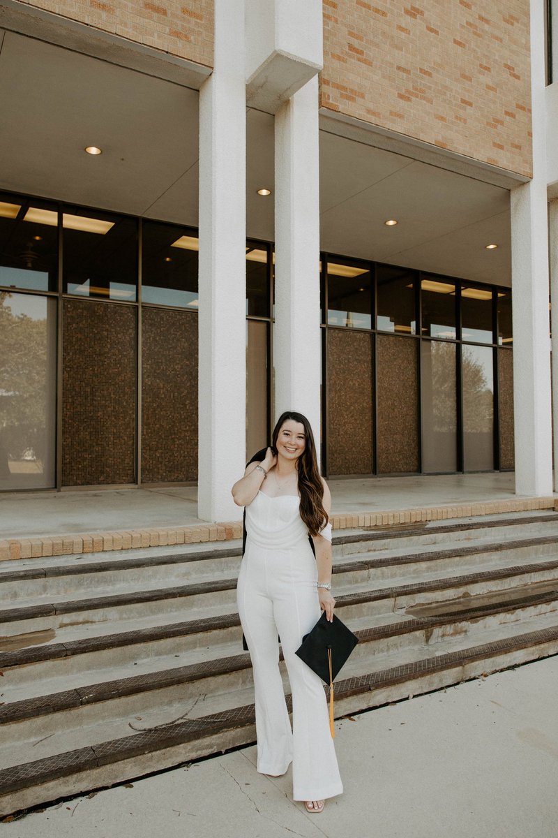 caseymartin05's tweet photo. officially graduated!🎓💛 https://t.co/tw9XHavvgA