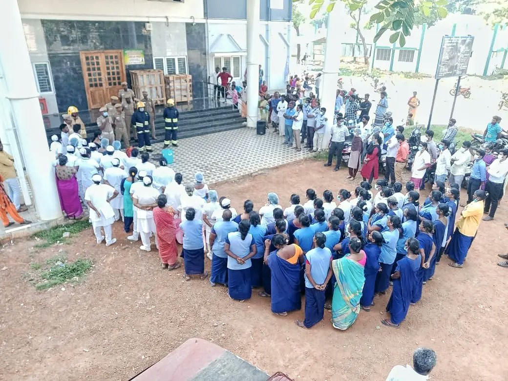 tnfrs_official's tweet photo. மருத்துவமனைகளில் ஏற்படும் தீ விபத்தினை தடுக்கும் பொருட்டு தமிழ்நாடு தீயணைப்பு மீட்பு பணிகள் துறை சார்பாக மாநிலம் முழுவதுமுள்ள அரசு மற்றும் தனியார் மருத்துவமனைகளில் தீ தடுப்பு போலி ஒத்திகை பயிற்சி நடத்தப்பட்டது.
#hospitalfiresafety
#tngovt
#tnfrs https://t.co/MVSmZSDoHB