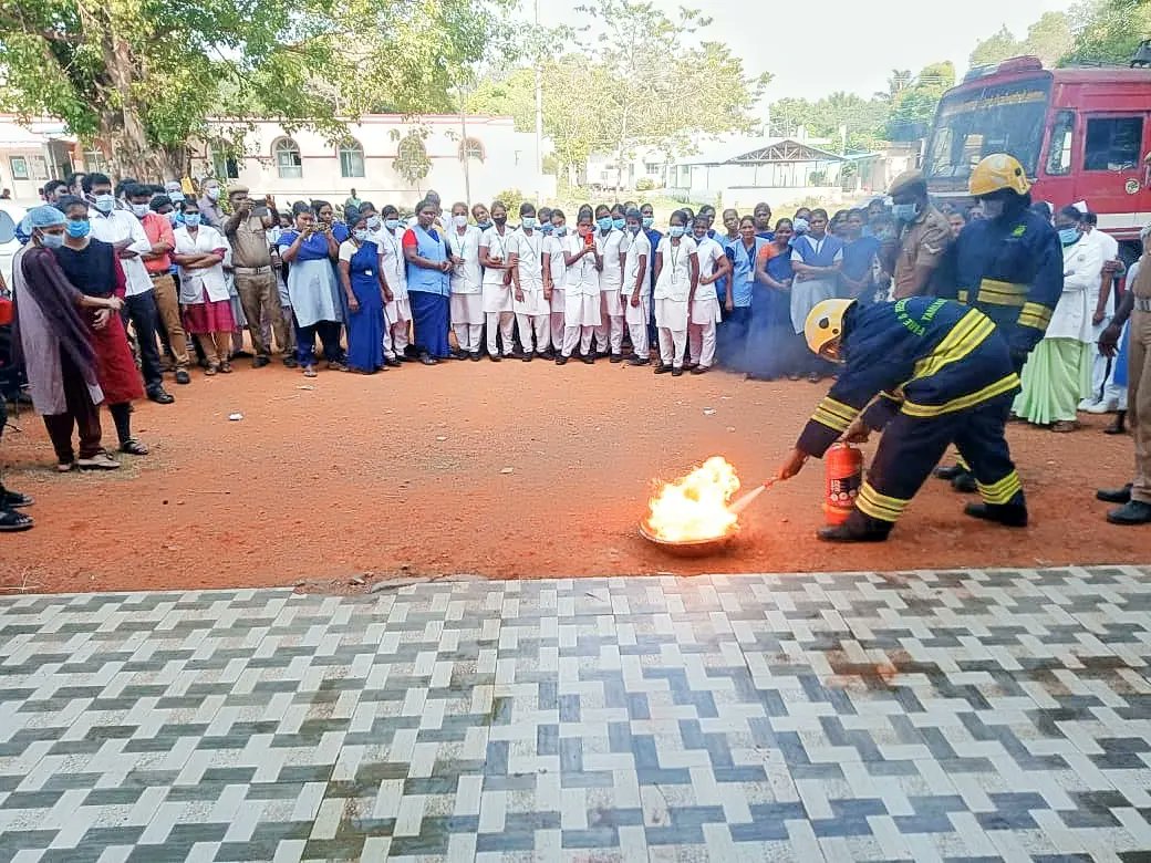 tnfrs_official's tweet photo. மருத்துவமனைகளில் ஏற்படும் தீ விபத்தினை தடுக்கும் பொருட்டு தமிழ்நாடு தீயணைப்பு மீட்பு பணிகள் துறை சார்பாக மாநிலம் முழுவதுமுள்ள அரசு மற்றும் தனியார் மருத்துவமனைகளில் தீ தடுப்பு போலி ஒத்திகை பயிற்சி நடத்தப்பட்டது.
#hospitalfiresafety
#tngovt
#tnfrs https://t.co/MVSmZSDoHB