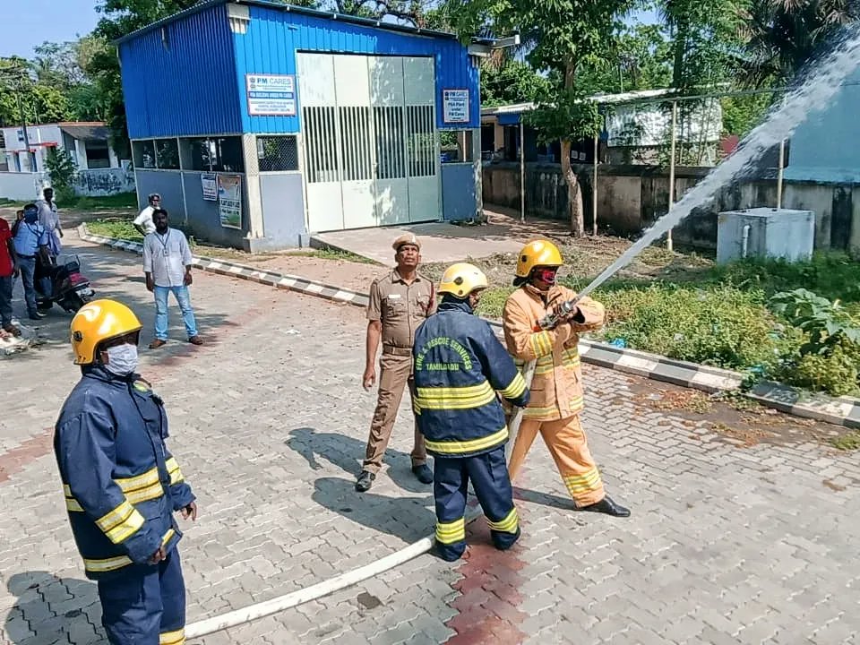 tnfrs_official's tweet photo. மருத்துவமனைகளில் ஏற்படும் தீ விபத்தினை தடுக்கும் பொருட்டு தமிழ்நாடு தீயணைப்பு மீட்பு பணிகள் துறை சார்பாக மாநிலம் முழுவதுமுள்ள அரசு மற்றும் தனியார் மருத்துவமனைகளில் தீ தடுப்பு போலி ஒத்திகை பயிற்சி நடத்தப்பட்டது.
#hospitalfiresafety
#tngovt
#tnfrs https://t.co/MVSmZSDoHB