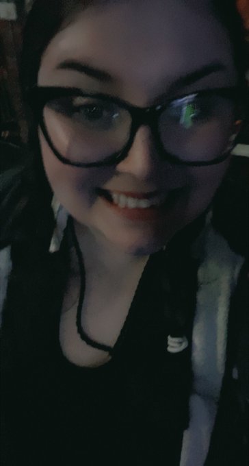 MsCageYourMan - Mistress is having fun. $SeleneSmoke to keep the drinks coming! Findom femdom footdom bbw https://t.co/EcVFhJAQTq