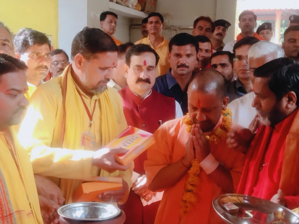 drnarottammisra's tweet photo. दतिया में आज सुबह उत्तर प्रदेश के लोकप्रिय एवं यशस्वी मुख्यमंत्री महंत श्री योगी आदित्यनाथ जी के साथ पीताम्बरा शक्तिपीठ में माई के दर्शन और पूजा अर्चना कर देशवासियों की सुख-समृद्धि और खुशहाली की कामना की। https://t.co/f5SiHjoFeV