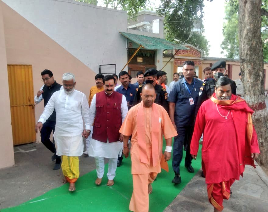 drnarottammisra's tweet photo. दतिया में आज सुबह उत्तर प्रदेश के लोकप्रिय एवं यशस्वी मुख्यमंत्री महंत श्री योगी आदित्यनाथ जी के साथ पीताम्बरा शक्तिपीठ में माई के दर्शन और पूजा अर्चना कर देशवासियों की सुख-समृद्धि और खुशहाली की कामना की। https://t.co/f5SiHjoFeV