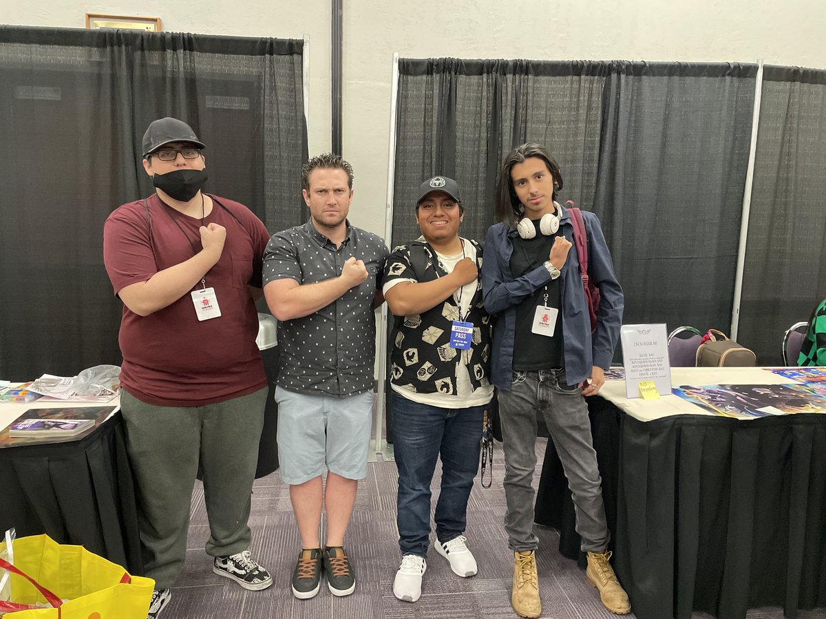 RealBerserk19's tweet photo. #AttackOnTitan had fun with u bois can't wait for nxt year💖 @Besert12 @Mysticrosel https://t.co/upxmVOZpHE