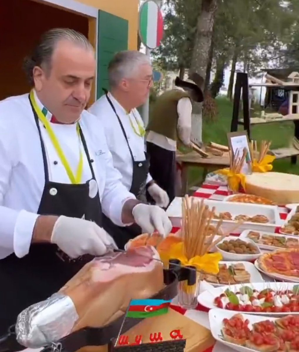 M_Ahmadzada's tweet photo. Il team di #Scalini Ristorante Italiano ha presentato la #cucinaitaliana nel padiglione 🇮🇹 al Primo #Festival Internazionale della #Gastronomia a #Shusha, capitale culturale dell'#Azerbaigian 🇦🇿.
#Shusha22 #KarabakhèAzerbaigian #scalinibaku #ristoranteitaliano #vivereallitaliana https://t.co/IAI0TeuZ7F